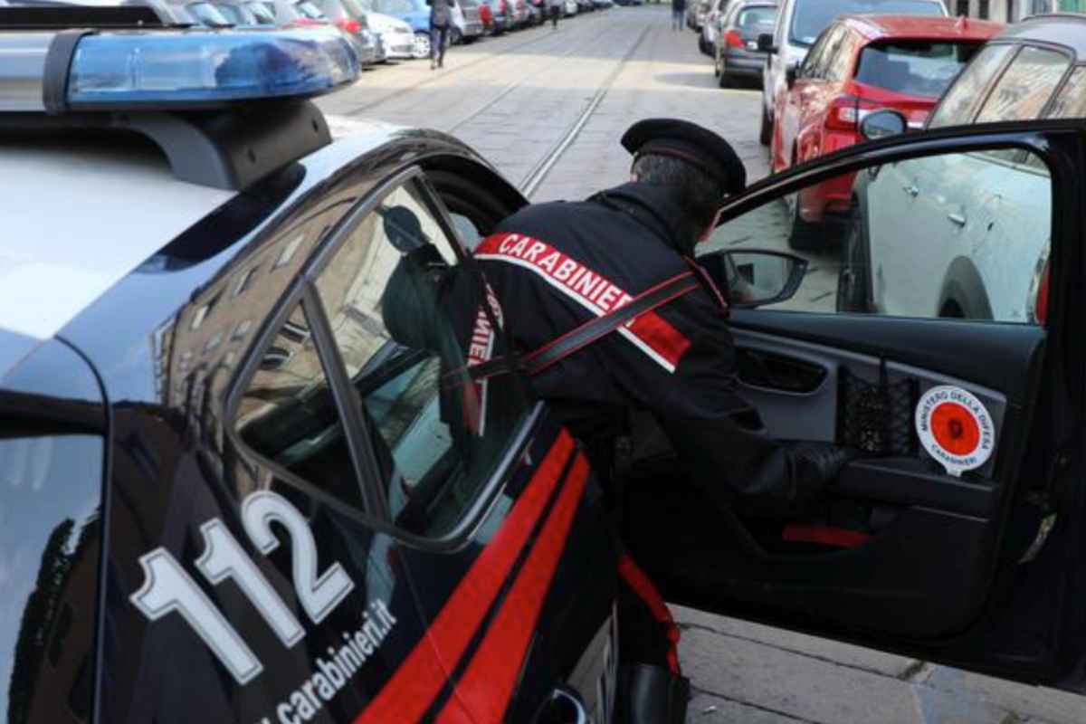 Carabinieri intervengono sul logo del delitto