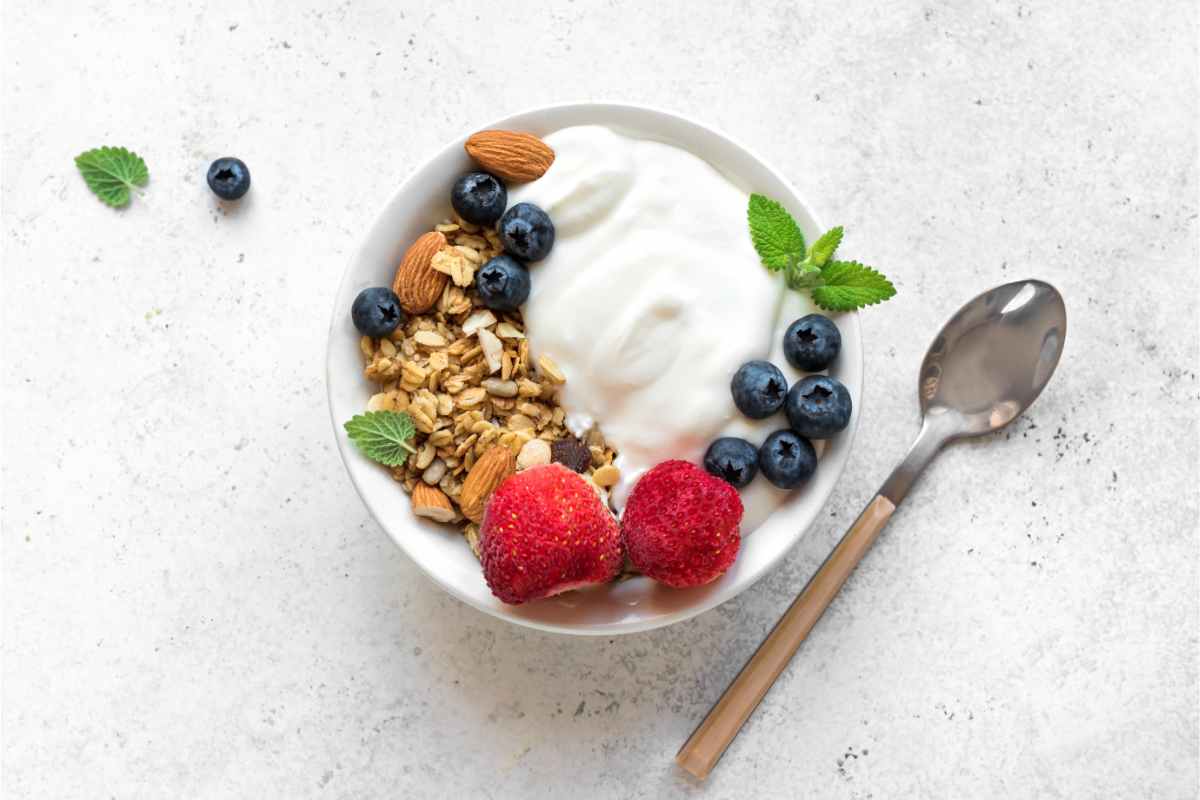 Yogurt greco cereali frutti di bosco