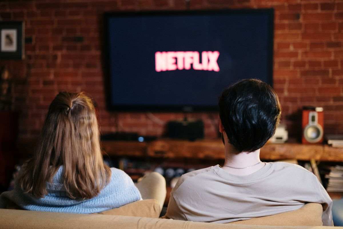 Coppia guarda Netflix in salotto