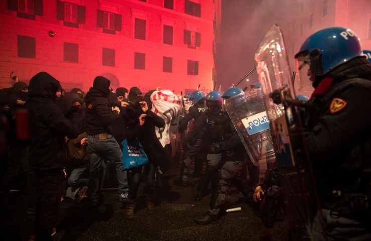 Scontri contro le forze dell'ordine