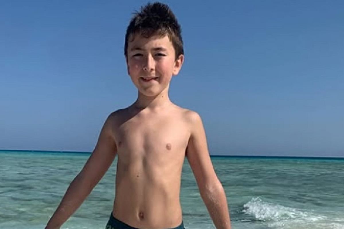 Il bambino sorridente in vacanza