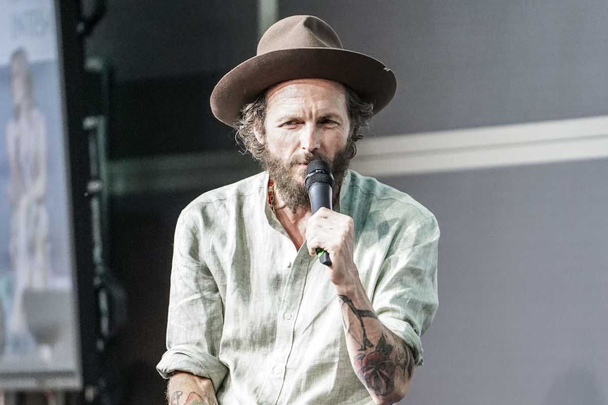 Jovanotti microfono