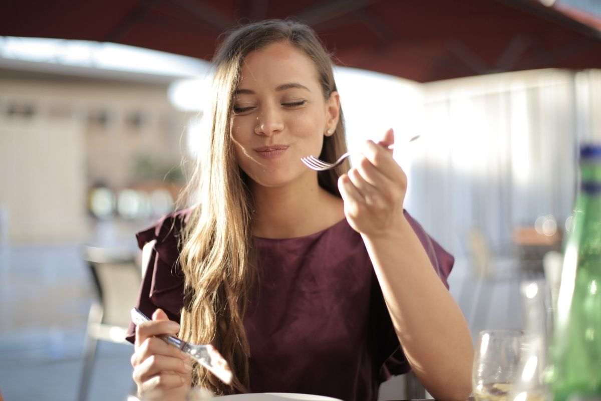 Ragazza pranza in trattoria